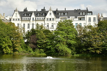 Fototapeta na wymiar Les bâtiments des anciennes cliniques convertis en appartements en face du lac au square Marie-Louise à Bruxelles