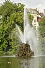 L'imposante fontaine et son socle en rocaille au milieu du lac du square Marie-Louise à Bruxelles