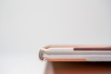 Libros sobre fondo blanco