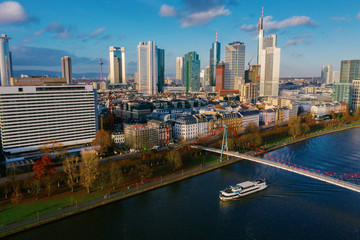 Fototapeta premium Widok z lotu ptaka we Frankfurcie nad Menem z drona. Zachód słońca we Frankfurcie nad Menem. 10.12.2019 Frankfurt nad Menem Niemcy.
