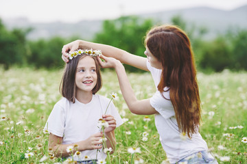 Obraz premium mother and daughter having fun in the park