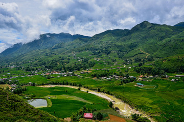 Fototapeta na wymiar Beautiful view of green paddy hills and plantation area in Sapa, Vietnam.