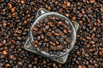 Geröstete Kaffeebohnen im Glas