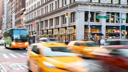 Photo sur Plexiglas TAXI de new york Les voitures, les taxis et les bus traversent l& 39 intersection très fréquentée de la 23e Rue et de la 5e Avenue au cours d& 39 une heure de pointe de l& 39 après-midi à Midtown Manhattan New York City