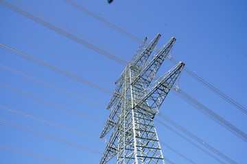 Elektrizität Strommast von unten