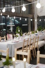 Lange gedeckte Tafel zum Essen und gemeinsamen Speisen