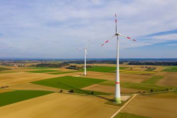 Fototapeta premium Zwei Windräder Drohne
