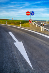 Abfahrt einer Autobahn mit Verkehrszeichen 086319