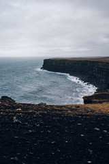 Schwarze Klippen auf Island