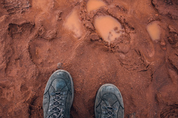 Schuhe auf rotem Boden