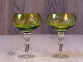 Zwei Weingläser aus handgeschliffenen Kristallglas