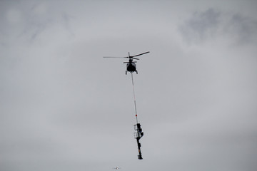 Ein Lastenhubschrauber auf der Bahn Baustelle Köthen, Mastentransport