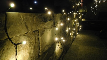 Kalksteinmauer mit Christmas lights