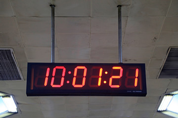 Time electronic display screen at subway station