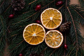 Fototapeta na wymiar Pomarańcze na tle gałązek i szyszek, świąteczna ozdoba