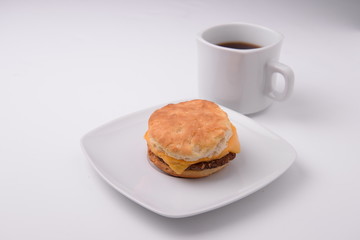 biscuit de salchicha con taza de cafe