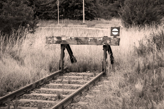 am Ende eines Gleises ist ein Prellbock befestigt