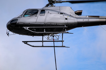 Ein Lastenhubschrauber auf der Bahn Baustelle Köthen, Mastentransport