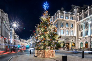 Festlicher geschmückter Weihnachtsbaum im Zentrum von London mit Verkehr und Straßenbeleuchtung,...