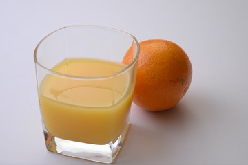 Vaso de jugo de naranja