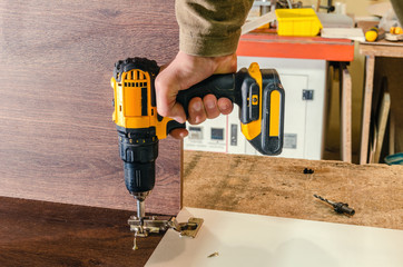 Installation of a furniture canopy on a furniture facade