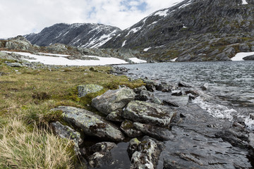 Djupvatnet und Berglandschaft, Norwegen