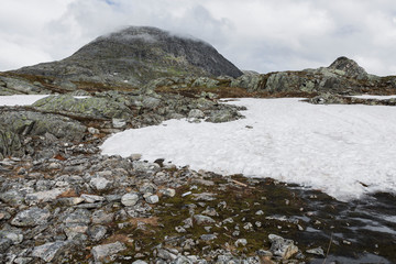 Blick vom Ufer des Djupvatnet Richtung Berge und Langvatnet, Seen- und Berglandschaft Norwegen
