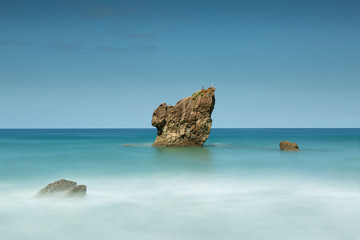 Marea alta en la playa de Aguilar con el agua de mar cubriendo por completo la arena de la playa. Muros de Nalón, costa de Asturias, España