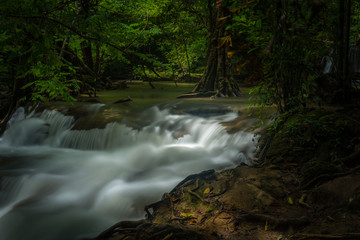 Obraz premium Kanchanaburi Jungle Waterfalls and Pristine Phuket Beaches