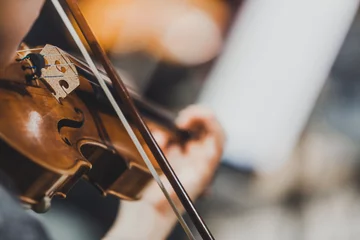 Keuken spatwand met foto Side views of classical instruments - violin, double basses, cellos, closeup of hands © SirChopin