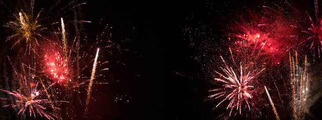 Rotes Feuerwerk vor schwarzem Nachthimmel -Hintergrund für Neujahr und Silvester - obrazy, fototapety, plakaty
