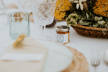 Petits pots de miel en cadeau pour les invités