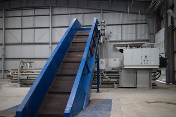 Horizontal hydraulic press for recyclable materials against the wall of a building