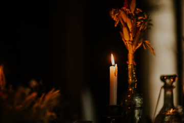 Table de dîner éclairée à la bougie
