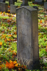 Verwitterter j&uuml;discher Grabstein mit hebr&auml;ischer Inschrift