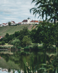 Fototapeta na wymiar Blick über den Hohenhaslacher See auf Hohenhaslach
