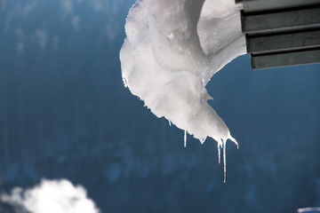 Eiszapfen in der Schneelandschaft