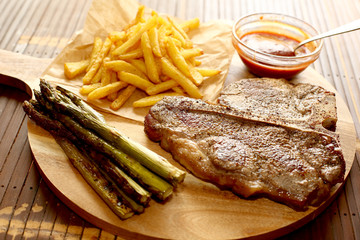 Porterhousesteak mit Pommesfrittes und Spargel