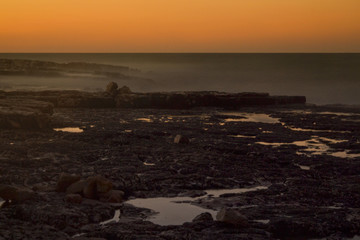 lunga esposizione sugli scogli di fronte al mare