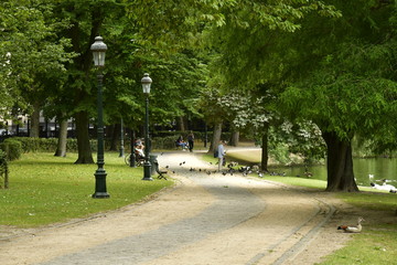 Fototapeta na wymiar Promenade principale le long des réverbères au parc Léopold à Bruxelles 