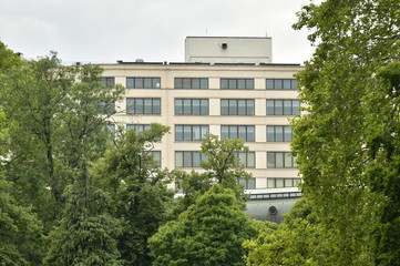 Obraz na płótnie Canvas Bâtiment abritant des bureaux émergeant du feuillage des arbre du parc Léopold à Bruxelles