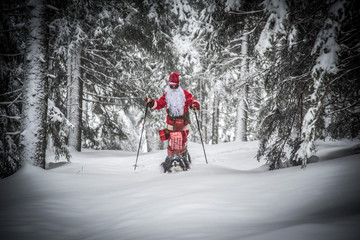 Weihnachtsmann auf Ski mit Pakete