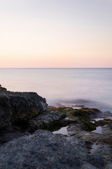 lunga esposizione sugli scogli di fronte al mare