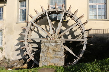 Historisches Wasserrad an einem Gebäude am Rheinfall von Schaffhausen in der Schweiz