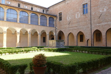Obraz premium Convent of Basilica of San Domenico, Perugia. Convent of Basilica of San Domenico has two cloisters surrounded by arcades with columns and inside a garden with a well.