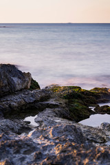 lunga esposizione sugli scogli di fronte al mare