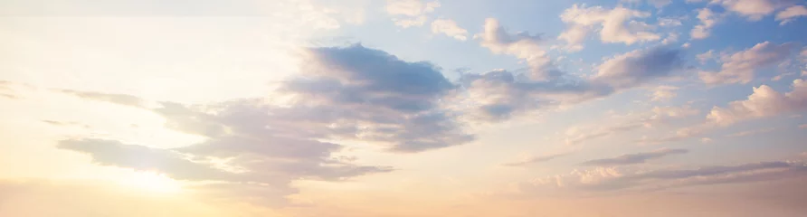 Outdoor kussens Blauwe hemel wolken achtergrond. Prachtig landschap met wolken en oranje zon aan de hemel © artmim