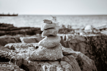 Torre di pietre sugli scogli di fronte al mare
