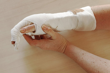 Eine Frau hat sich verletzt und muss einen Verband tragen