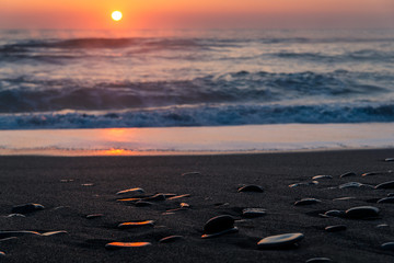 Obraz premium Beautiful sunrise on the sea coast in a storm
